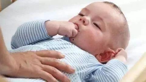 小孩吃瓜肚子疼视频