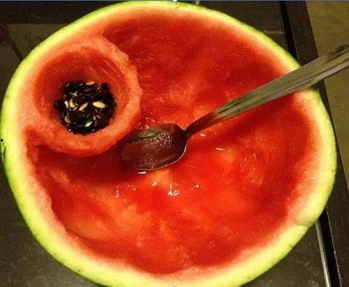 勺子吃瓜神器怎么用视频,一招轻松解锁“勺子吃瓜神器”使用攻略