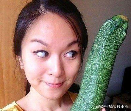 吃绿瓜真帅气图片搞笑视频,吃瓜也能这么帅气，搞笑视频笑翻众人