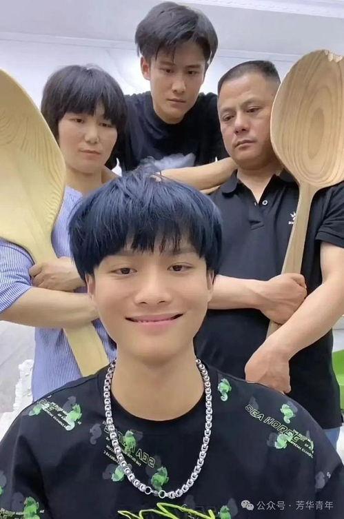 吃瓜疯狂小杨哥杨爸原视频,原视频背后的故事与笑料