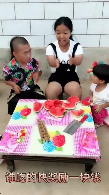女友在吃瓜搞笑视频,欢乐时光尽享其中