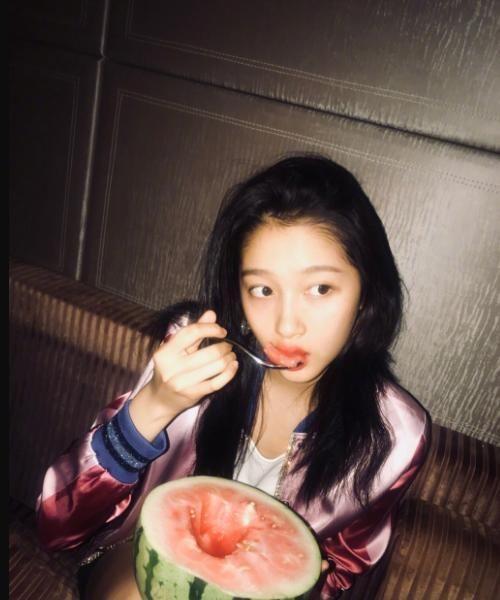 美女寺庙吃瓜图片视频,吃瓜视频引发网友热议